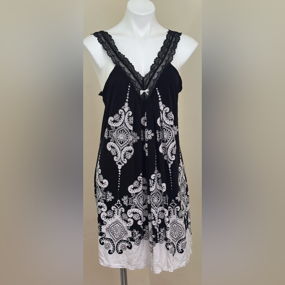 Linea Donatella Black & White Geometric Design with Lace Detail nightgown, Sz L.